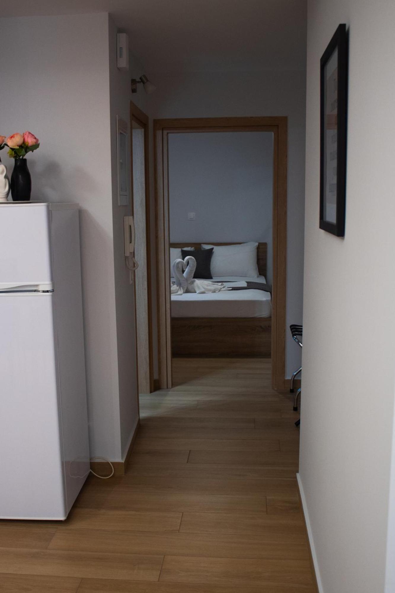 Giakost Apartments V Near Airport Ártemida Kültér fotó