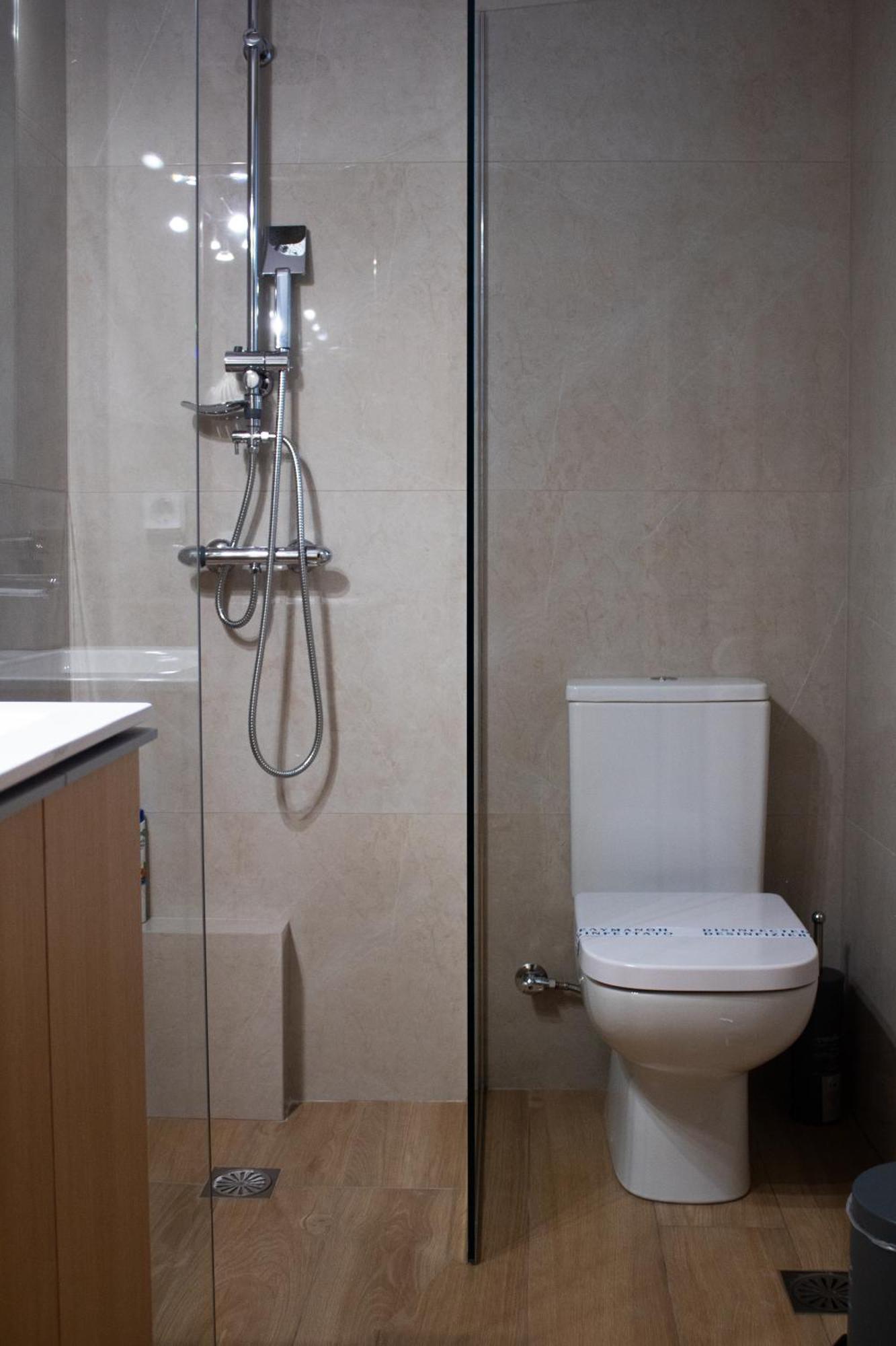 Giakost Apartments V Near Airport Ártemida Kültér fotó